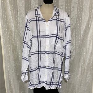 White and blue plaid button up longsleeve shirt